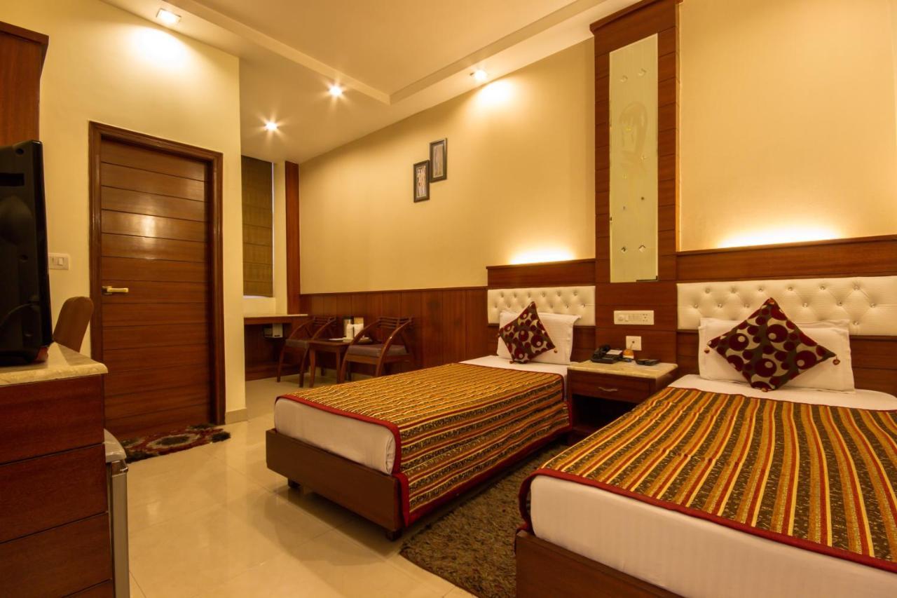 Hotel Aster Inn New Delhi Buitenkant foto