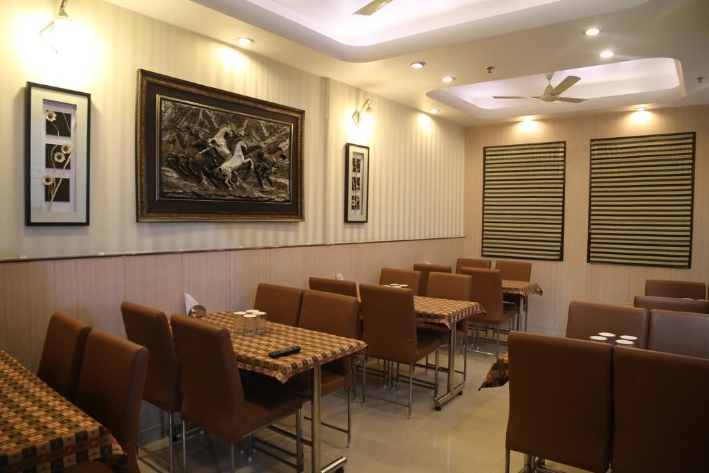 Hotel Aster Inn New Delhi Buitenkant foto