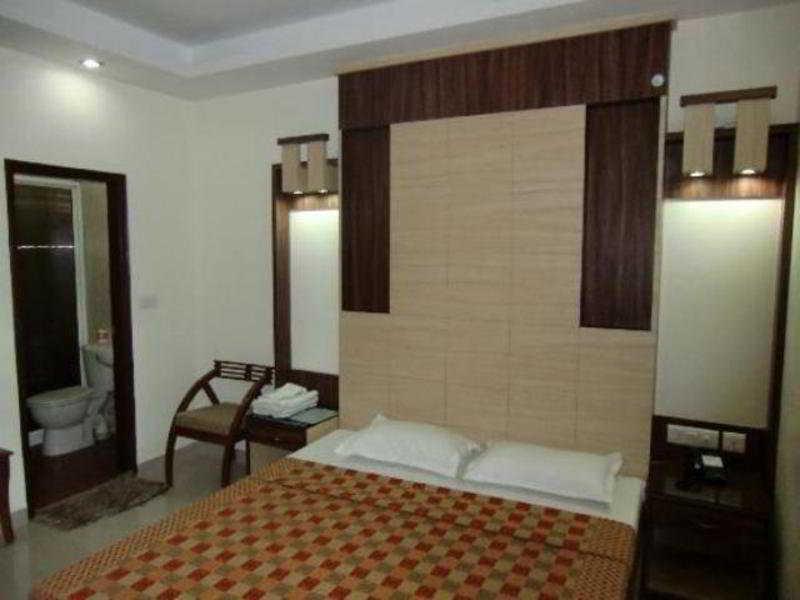 Hotel Aster Inn New Delhi Buitenkant foto